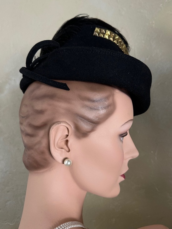 DAPPER 1940s\' BLACK FELT TILT HAT + GOLD STUDS & FEATHER main image 5